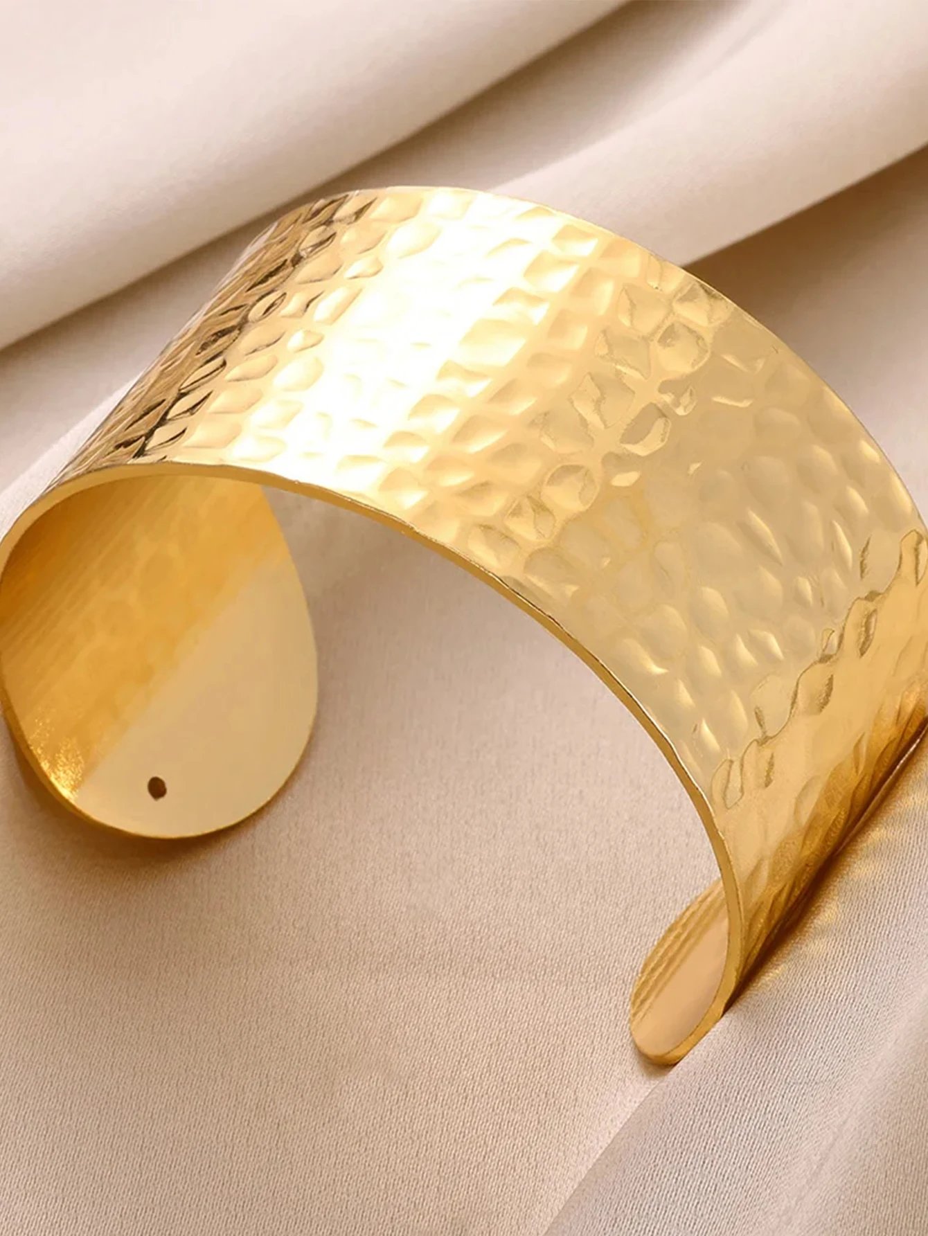 Exquisite Classic Bump Pattern Openning Bangles Bracelet For Women Cuff Bracelet Gold Color Stainless Steel Hand Ornament Gift Exquisite Classic Bump Pattern Openning Bangles Bracelet For Women Cuff Bracelet Gold Color Stainless Steel Hand Ornament Gift