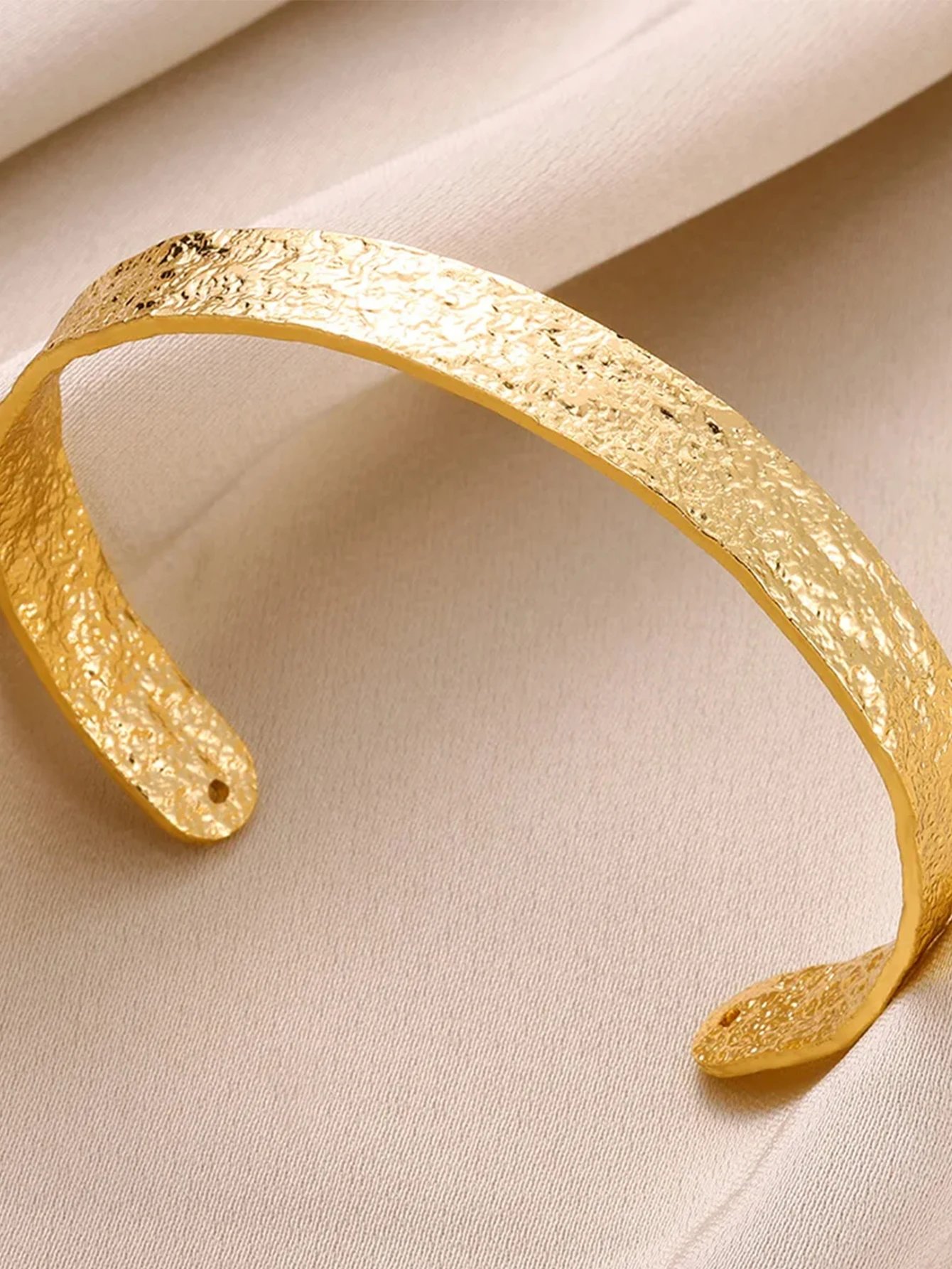 Exquisite Classic Bump Pattern Openning Bangles Bracelet For Women Cuff Bracelet Gold Color Stainless Steel Hand Ornament Gift Exquisite Classic Bump Pattern Openning Bangles Bracelet For Women Cuff Bracelet Gold Color Stainless Steel Hand Ornament Gift
