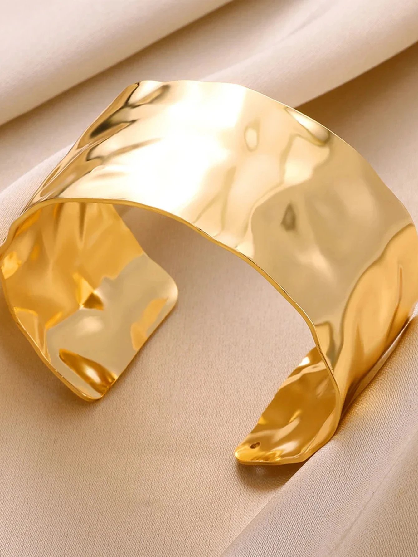 Exquisite Classic Bump Pattern Openning Bangles Bracelet For Women Cuff Bracelet Gold Color Stainless Steel Hand Ornament Gift Exquisite Classic Bump Pattern Openning Bangles Bracelet For Women Cuff Bracelet Gold Color Stainless Steel Hand Ornament Gift