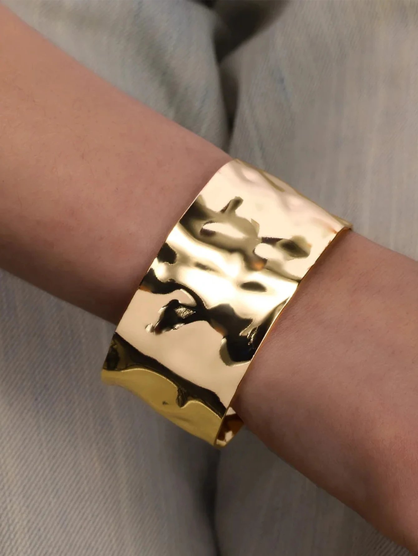 Exquisite Classic Bump Pattern Openning Bangles Bracelet For Women Cuff Bracelet Gold Color Stainless Steel Hand Ornament Gift Exquisite Classic Bump Pattern Openning Bangles Bracelet For Women Cuff Bracelet Gold Color Stainless Steel Hand Ornament Gift