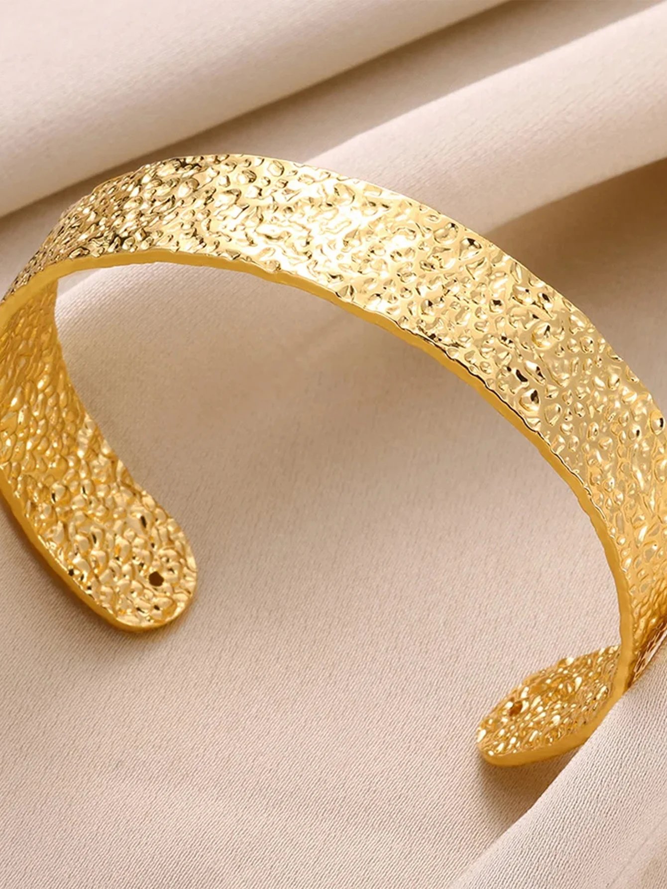 Exquisite Classic Bump Pattern Openning Bangles Bracelet For Women Cuff Bracelet Gold Color Stainless Steel Hand Ornament Gift Exquisite Classic Bump Pattern Openning Bangles Bracelet For Women Cuff Bracelet Gold Color Stainless Steel Hand Ornament Gift